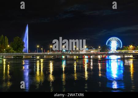 Ginevra, Svizzera 8 settembre 2023: Vista notturna sul fiume con bellissimi riflessi della città di Ginevra in Svizzera Foto Stock