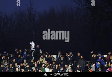 Newport, Regno Unito. 6 gennaio 2024. I tifosi dell'Eastleigh FC festeggiano. Emirates fa Cup, 3° round match, Newport County contro Eastleigh alla Rodney Parade di Newport, Galles del Sud sabato 6 gennaio 2024. Questa immagine può essere utilizzata solo per scopi editoriali. Solo per uso editoriale, foto di Andrew Orchard/Andrew Orchard fotografia sportiva/Alamy Live news credito: Andrew Orchard fotografia sportiva/Alamy Live News Foto Stock