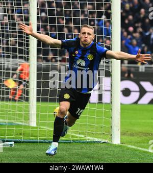 Milano, Italia. 6 gennaio 2024. Davide Frattesi dell'FC Inter festeggia il suo gol durante il 19° round di serie A tra l'FC Inter e l'Hellas Verona a Milano, 6 gennaio 2024. Credito: Alberto Lingria/Xinhua/Alamy Live News Foto Stock