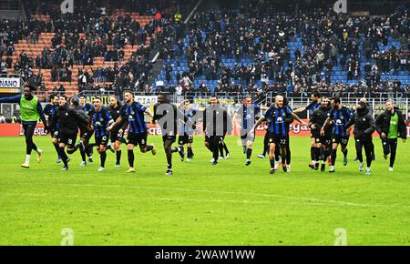 Milano, Italia. 6 gennaio 2024. I giocatori dell'FC Inter festeggiano dopo il 19° round di serie A la partita di calcio tra l'FC Inter e l'Hellas Verona a Milano, 6 gennaio 2024. Credito: Alberto Lingria/Xinhua/Alamy Live News Foto Stock