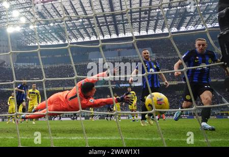 Milano, Italia. 6 gennaio 2024. Davide Frattesi (R) del FC Inter segna la partita di calcio di serie A tra FC Inter e Hellas Verona a Milano, 6 gennaio 2024. Credito: Alberto Lingria/Xinhua/Alamy Live News Foto Stock