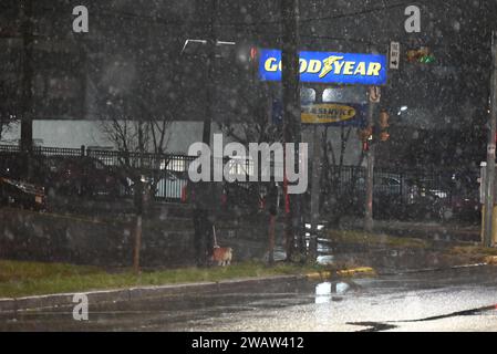 Englewood, New Jersey, USA. 6 gennaio 2024. NEW York City e la prima nevicata del New Jersey del 2024. 6 gennaio 2024, Englewood, New Jersey, USA: La prima tempesta di neve del 2024 colpisce l'area metropolitana di New York nelle città di Fair Lawn, Englewood e Paramus nello Stato del New Jersey. I conducenti sono stati costretti a rallentare e a prestare particolare attenzione, i pedoni sono stati costretti a camminare lentamente a causa della forte caduta di neve. (Immagine di credito: © Kyle Mazza/TheNEWS2 via ZUMA Press Wire) SOLO USO EDITORIALE! Non per USO commerciale! Foto Stock