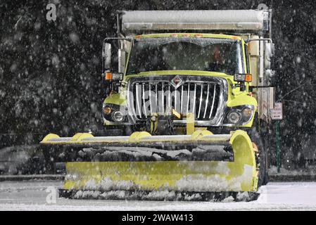 Paramus, New Jersey, USA. 6 gennaio 2024. NEW York City e la prima nevicata del New Jersey del 2024. 6 gennaio 2024, Paramus, New Jersey, USA: La prima tempesta di neve del 2024 colpisce l'area metropolitana di New York nelle città di Fair Lawn, Englewood e Paramus nello Stato del New Jersey. I conducenti sono stati costretti a rallentare e a prestare particolare attenzione, i pedoni sono stati costretti a camminare lentamente a causa della forte caduta di neve. (Immagine di credito: © Kyle Mazza/TheNEWS2 via ZUMA Press Wire) SOLO USO EDITORIALE! Non per USO commerciale! Foto Stock