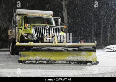 Paramus, New Jersey, USA. 6 gennaio 2024. NEW York City e la prima nevicata del New Jersey del 2024. 6 gennaio 2024, Paramus, New Jersey, USA: La prima tempesta di neve del 2024 colpisce l'area metropolitana di New York nelle città di Fair Lawn, Englewood e Paramus nello Stato del New Jersey. I conducenti sono stati costretti a rallentare e a prestare particolare attenzione, i pedoni sono stati costretti a camminare lentamente a causa della forte caduta di neve. (Immagine di credito: © Kyle Mazza/TheNEWS2 via ZUMA Press Wire) SOLO USO EDITORIALE! Non per USO commerciale! Foto Stock