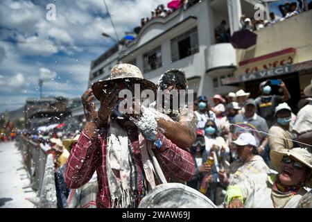 Pasto, Colombia. 6 gennaio 2024. La gente gioca con Carioca (Una schiuma per festività) durante il Carnaval de Negros y Blancos 'Carnevale dei neri e dei bianchi' durante la sfilata di carri allegorici 'Desfile Magno' a pasto, Colombia, il 6 gennaio 2024. Foto di: Camilo Erasso/Long Visual Press Credit: Long Visual Press/Alamy Live News Foto Stock