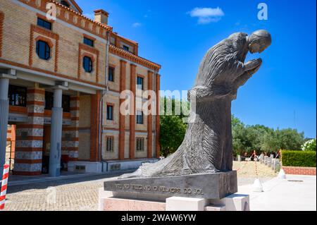 Statua di Papa Pio XII che testimonia il miracolo del Sole in Vaticano nel 1950. Il Santuario di Cristo Re (Santuário de Cristo Rei) ad Almada. Foto Stock