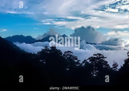Nuvole che si snodano sotto il Nenggao Peak, Tianchi Lodge, Nantou, Taiwan Foto Stock