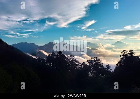 Nuvole che si snodano sotto il Nenggao Peak, Tianchi Lodge, Nantou, Taiwan Foto Stock