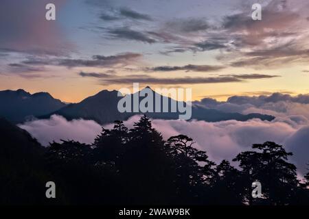 Nuvole che si snodano sotto il Nenggao Peak, Tianchi Lodge, Nantou, Taiwan Foto Stock