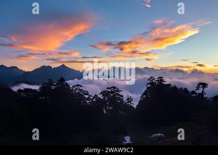 Nuvole che si snodano sotto il Nenggao Peak, Tianchi Lodge, Nantou, Taiwan Foto Stock