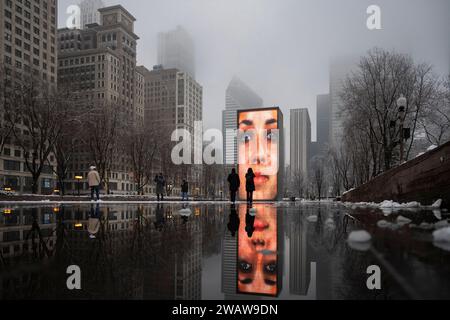 Chicago, Stati Uniti. 6 gennaio 2024. Meteo Chicago: Crown Fountain, un'opera d'arte pubblica interattiva e una video scultura progettata dall'artista spagnolo Jaume Plensa, è vista sotto le nuvole basse mentre la prima significativa neve cade in città. Prima della nevicata, il tempo è stato instagionalmente caldo, ma la prossima settimana è prevista una neve più pesante. Crediti: Stephen Chung / Alamy Live News Foto Stock