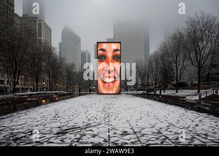 Chicago, Stati Uniti. 6 gennaio 2024. Meteo Chicago: Crown Fountain, un'opera d'arte pubblica interattiva e una video scultura progettata dall'artista spagnolo Jaume Plensa, è vista sotto le nuvole basse mentre la prima significativa neve cade in città. Prima della nevicata, il tempo è stato instagionalmente caldo, ma la prossima settimana è prevista una neve più pesante. Crediti: Stephen Chung / Alamy Live News Foto Stock