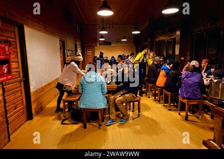 Interno del Tianchi Lodge sul Nenggao Historical Trail, Nantou, Taiwan Foto Stock