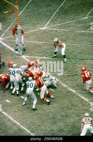 DALLAS, Texas - 12 NOVEMBRE: Dewey Bohling n. 26 dei Buffalo Bills tenta di segnare il touchdown durante una gara della AFL contro i Dallas Texans il 12 novembre 1961 al Cotton Bowl di Dallas, Texas. (Foto di Hy Peskin) *** didascalia locale *** Dewey Bohling Foto Stock