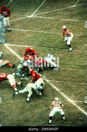 DALLAS, Texas - 12 NOVEMBRE: Dewey Bohling n. 26 dei Buffalo Bill tenta di segnare il touchdown durante una gara della AFL contro i Dallas Texans il 12 novembre 1961 al Cotton Bowl di Dallas, Texas. (Foto di Hy Peskin) *** didascalia locale *** Dewey Bohling Foto Stock