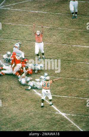 DALLAS, Texas - 12 NOVEMBRE: Dewey Bohling n. 26 dei Buffalo Bills segnò il touchdown durante una gara della AFL contro i Dallas Texans il 12 novembre 1961 al Cotton Bowl di Dallas, Texas. (Foto di Hy Peskin) *** didascalia locale *** Dewey Bohling Foto Stock