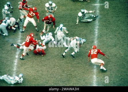 DALLAS, Texas - 12 NOVEMBRE: Dewey Bohling n. 26 dei Buffalo Bills corre con il pallone durante una partita della AFL contro i Dallas Texans il 12 novembre 1961 al Cotton Bowl di Dallas, Texas. (Foto di Hy Peskin) *** didascalia locale *** Dewey Bohling Foto Stock