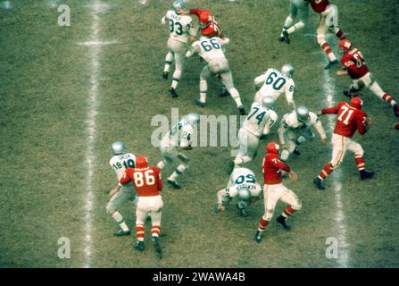 DALLAS, Texas - 12 NOVEMBRE: Dewey Bohling n. 26 dei Buffalo Bills corre con il pallone durante una partita della AFL contro i Dallas Texans il 12 novembre 1961 al Cotton Bowl di Dallas, Texas. (Foto di Hy Peskin) *** didascalia locale *** Dewey Bohling Foto Stock