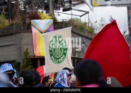 Seattle, Washington, USA. 6 gennaio 2024. Centinaia di persone si riuniscono in solidarietà con la Palestina presso lo Starbucks Roastery, nel quartiere di Capitol Hill di Seattle. Le proteste settimanali che chiedono un cessate il fuoco immediato sono aumentate dallo scoppio della guerra tra Israele e gruppi militanti palestinesi guidati da Hamas nella Striscia di Gaza in ottobre. Credito: Paul Christian Gordon/Alamy Live News Foto Stock