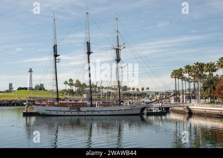 Long Beach, Los Angeles, California, USA - 1° dicembre 2013. Nave a vela Tole Mour al porto di Long Beach, con faro sullo sfondo Foto Stock