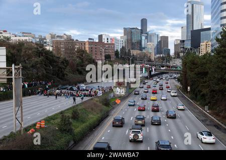 Seattle, Washington, USA. 6 gennaio 2024. I manifestanti bloccano la i-5 in direzione nord in solidarietà con la Palestina. Le proteste settimanali che chiedono un cessate il fuoco immediato sono aumentate dallo scoppio della guerra tra Israele e gruppi militanti palestinesi guidati da Hamas nella Striscia di Gaza in ottobre. Credito: Paul Christian Gordon/Alamy Live News Foto Stock