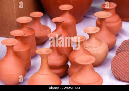 Raccolta di immagini con vaschetta di ceramica non smaltata fatta a mano in argilla rossa. Vaso Teracota. Nozioni di base sulla ceramica. Vendita a Pune, India, fiera dell'artigianato. Foto Stock