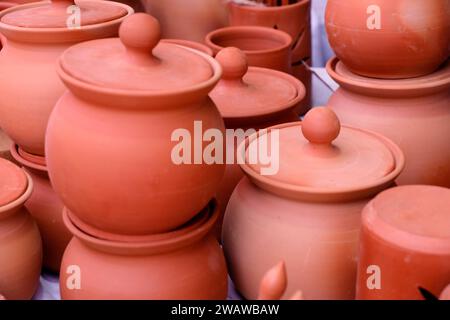 Raccolta di immagini con vaschetta di ceramica non smaltata fatta a mano in argilla rossa. Vaso Teracota. Nozioni di base sulla ceramica. Vendita a Pune, India, fiera dell'artigianato. Foto Stock