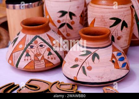 Raccolta di immagini con vaschetta di ceramica non smaltata fatta a mano in argilla rossa. Vaso Teracota. Nozioni di base sulla ceramica. Vendita a Pune, India, fiera dell'artigianato. Foto Stock