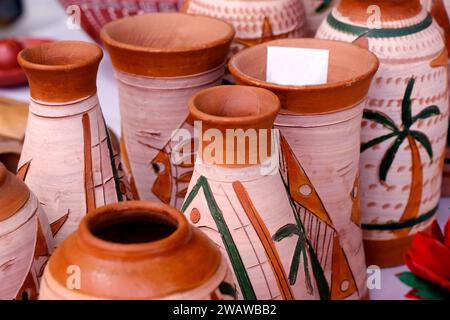 Raccolta di immagini con vaschetta di ceramica non smaltata fatta a mano in argilla rossa. Vaso Teracota. Nozioni di base sulla ceramica. Vendita a Pune, India, fiera dell'artigianato. Foto Stock