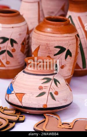 Raccolta di immagini con vaschetta di ceramica non smaltata fatta a mano in argilla rossa. Vaso Teracota. Nozioni di base sulla ceramica. Vendita a Pune, India, fiera dell'artigianato. Foto Stock