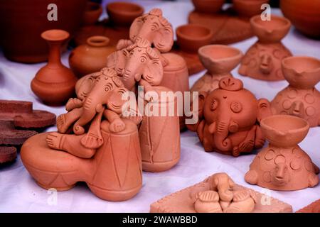 Raccolta di immagini con vaschetta di ceramica non smaltata fatta a mano in argilla rossa. Vaso Teracota. Nozioni di base sulla ceramica. Vendita a Pune, India, fiera dell'artigianato. Foto Stock