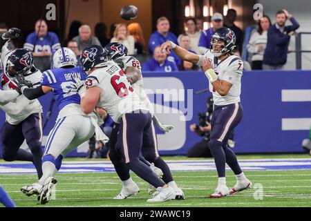 Indianapolis, Indiana, USA. 6 gennaio 2024. Il quarterback degli Houston Texans C.J. Stroud (7) passa dalla tasca durante la partita tra gli Houston Texans e gli Indianapolis Colts al Lucas Oil Stadium, Indianapolis, Indiana. (Immagine di credito: © Scott Stuart/ZUMA Press Wire) SOLO USO EDITORIALE! Non per USO commerciale! Crediti: ZUMA Press, Inc./Alamy Live News Foto Stock