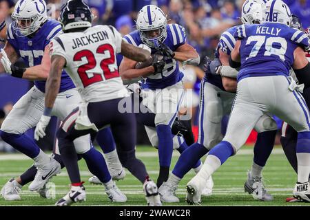 Indianapolis, Indiana, USA. 6 gennaio 2024. Il running back degli Indianapolis Colts Jonathan Taylor (28) porta il pallone durante la partita tra gli Houston Texans e gli Indianapolis Colts al Lucas Oil Stadium, Indianapolis, Indiana. (Immagine di credito: © Scott Stuart/ZUMA Press Wire) SOLO USO EDITORIALE! Non per USO commerciale! Crediti: ZUMA Press, Inc./Alamy Live News Foto Stock