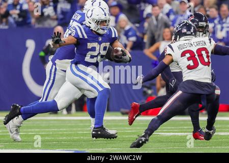 Indianapolis, Indiana, USA. 6 gennaio 2024. Il running back degli Indianapolis Colts Jonathan Taylor (28) porta il pallone durante la partita tra gli Houston Texans e gli Indianapolis Colts al Lucas Oil Stadium, Indianapolis, Indiana. (Immagine di credito: © Scott Stuart/ZUMA Press Wire) SOLO USO EDITORIALE! Non per USO commerciale! Crediti: ZUMA Press, Inc./Alamy Live News Foto Stock