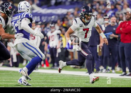 Indianapolis, Indiana, USA. 6 gennaio 2024. Il quarterback degli Houston Texans C.J. Stroud (7) corre con la palla nella seconda metà della partita tra gli Houston Texans e gli Indianapolis Colts al Lucas Oil Stadium di Indianapolis, Indiana. (Immagine di credito: © Scott Stuart/ZUMA Press Wire) SOLO USO EDITORIALE! Non per USO commerciale! Crediti: ZUMA Press, Inc./Alamy Live News Foto Stock