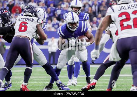 Indianapolis, Indiana, USA. 6 gennaio 2024. Il running back degli Indianapolis Colts Zack Moss (21) porta la palla nella seconda metà della partita tra gli Houston Texans e gli Indianapolis Colts al Lucas Oil Stadium di Indianapolis, Indiana. (Immagine di credito: © Scott Stuart/ZUMA Press Wire) SOLO USO EDITORIALE! Non per USO commerciale! Crediti: ZUMA Press, Inc./Alamy Live News Foto Stock