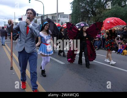 CUENCA-MASCARADAS 2024-INOCENTES Cuenca,Ecuador 6 de enero de 2023 A las 18h00 en punto se inicio las Mascaradas 2024 por la avenida Huayna Capac con un totale di 32 instituciones, familias y personajes participparon en el tradicional desfile del 6 de enero de los Inocentes Â que desde hace casi 50 anos organiza Amistad Club y la Union de Periodistas del Azuay. Comparasa del Instituto Superior Sudamericano con el tema Ecuador el pais de las maravillas foto Boris Romoleroux/API. ACE-CUENCA-MASCARADAS2024-INOCENTES-3d801305077b05ec4556a5e39999ea9a *** CUENCA MASCARADAS 2024 INOCENTES Cuenca, Ecuado Foto Stock