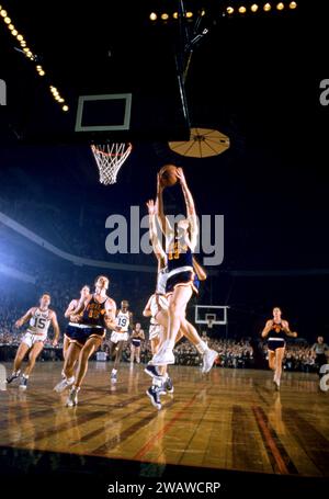 NEW YORK, New York - DICEMBRE 27: Jack George #17 dei Philadelphia Warriors va in panchina durante una partita NBA contro i New York Knicks il 27 dicembre 1955 al Madison Square Garden di New York, New York. (Foto di Hy Peskin) *** didascalia locale *** Jack George Foto Stock