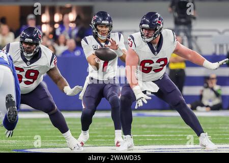 Indianapolis, Indiana, USA. 6 gennaio 2024. Il quarterback degli Houston Texans C.J. Stroud (7) fa lo snap durante la partita tra gli Houston Texans e gli Indianapolis Colts al Lucas Oil Stadium, Indianapolis, Indiana. (Immagine di credito: © Scott Stuart/ZUMA Press Wire) SOLO USO EDITORIALE! Non per USO commerciale! Crediti: ZUMA Press, Inc./Alamy Live News Foto Stock