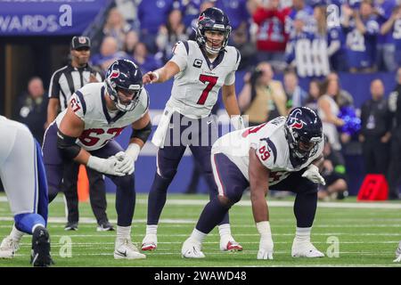 Indianapolis, Indiana, USA. 6 gennaio 2024. Il quarterback degli Houston Texans C.J. Stroud (7) stabilisce l'attacco prima dello snap nella partita tra gli Houston Texans e gli Indianapolis Colts al Lucas Oil Stadium di Indianapolis, Indiana. (Immagine di credito: © Scott Stuart/ZUMA Press Wire) SOLO USO EDITORIALE! Non per USO commerciale! Crediti: ZUMA Press, Inc./Alamy Live News Foto Stock