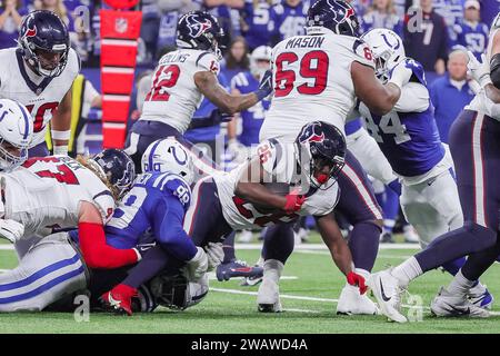 Indianapolis, Indiana, USA. 6 gennaio 2024. Il running back degli Houston Texans Devin Singletary (26) porta il pallone durante la partita tra gli Houston Texans e gli Indianapolis Colts al Lucas Oil Stadium di Indianapolis, Indiana. (Immagine di credito: © Scott Stuart/ZUMA Press Wire) SOLO USO EDITORIALE! Non per USO commerciale! Crediti: ZUMA Press, Inc./Alamy Live News Foto Stock