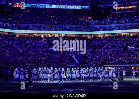 Indianapolis, Indiana, USA. 6 gennaio 2024. I giocatori degli Indianapolis Colts vengono introdotti prima della partita tra gli Houston Texans e gli Indianapolis Colts al Lucas Oil Stadium, Indianapolis, Indiana. (Immagine di credito: © Scott Stuart/ZUMA Press Wire) SOLO USO EDITORIALE! Non per USO commerciale! Crediti: ZUMA Press, Inc./Alamy Live News Foto Stock