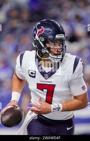 Indianapolis, Indiana, USA. 6 gennaio 2024. Il quarterback degli Houston Texans C.J. Stroud (7) in azione durante la partita tra gli Houston Texans e gli Indianapolis Colts al Lucas Oil Stadium, Indianapolis, Indiana. (Immagine di credito: © Scott Stuart/ZUMA Press Wire) SOLO USO EDITORIALE! Non per USO commerciale! Crediti: ZUMA Press, Inc./Alamy Live News Foto Stock