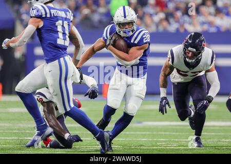 Indianapolis, Indiana, USA. 6 gennaio 2024. Il running back degli Indianapolis Colts Jonathan Taylor (28) porta il pallone durante la partita tra gli Houston Texans e gli Indianapolis Colts al Lucas Oil Stadium, Indianapolis, Indiana. (Immagine di credito: © Scott Stuart/ZUMA Press Wire) SOLO USO EDITORIALE! Non per USO commerciale! Crediti: ZUMA Press, Inc./Alamy Live News Foto Stock