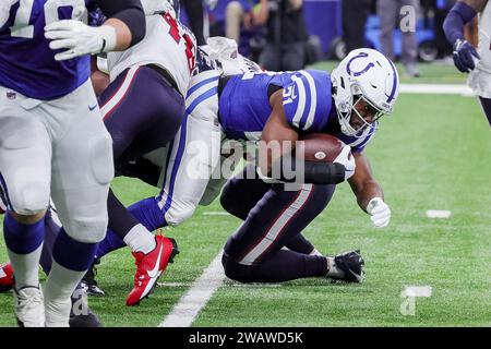 Indianapolis, Indiana, USA. 6 gennaio 2024. Il running back degli Indianapolis Colts Zack Moss (21) porta la palla durante la partita tra gli Houston Texans e gli Indianapolis Colts al Lucas Oil Stadium di Indianapolis, Indiana. (Immagine di credito: © Scott Stuart/ZUMA Press Wire) SOLO USO EDITORIALE! Non per USO commerciale! Crediti: ZUMA Press, Inc./Alamy Live News Foto Stock