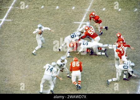 DALLAS, Texas - 12 NOVEMBRE: Il quarterback Johnny Green n. 18 dei Buffalo Bills si prepara a lanciare la palla quando il compagno di squadra Dewey Bohling #26 blocca Ray Collins #71 dei Dallas Texans durante una partita della AFL il 12 novembre 1961 al Cotton Bowl di Dallas, Texas. (Foto di Hy Peskin) *** didascalia locale *** Johnny Green;Dewey Bohling;Ray Collins Foto Stock