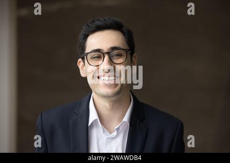Felice uomo d'affari arabo in giacca formale che guarda la macchina fotografica Foto Stock