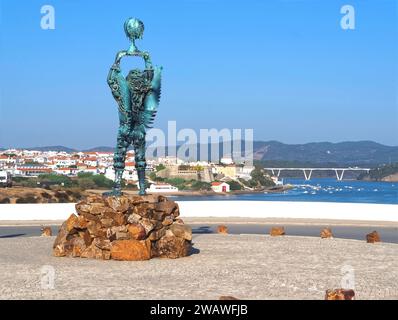 Statua di arcangelo in ferro di Aureliano Aguiar a vila nova de Milfontes in Portogallo Foto Stock