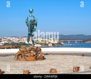 Statua di arcangelo in ferro di Aureliano Aguiar a vila nova de Milfontes in Portogallo Foto Stock