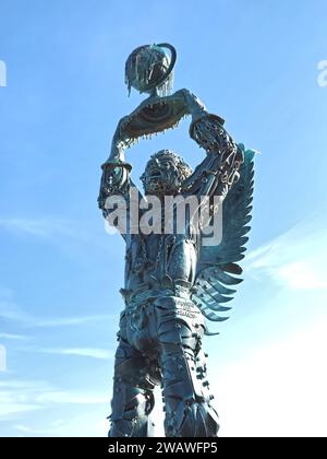 Statua di arcangelo in ferro di Aureliano Aguiar a vila nova de Milfontes in Portogallo Foto Stock